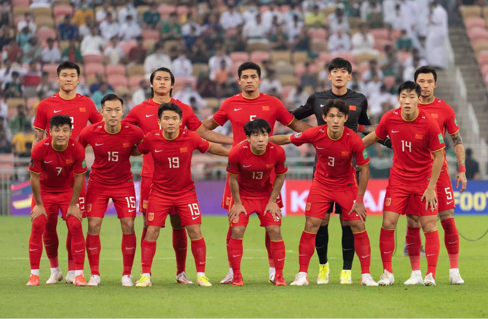 国内足球队征战国际赛场，备受瞩目