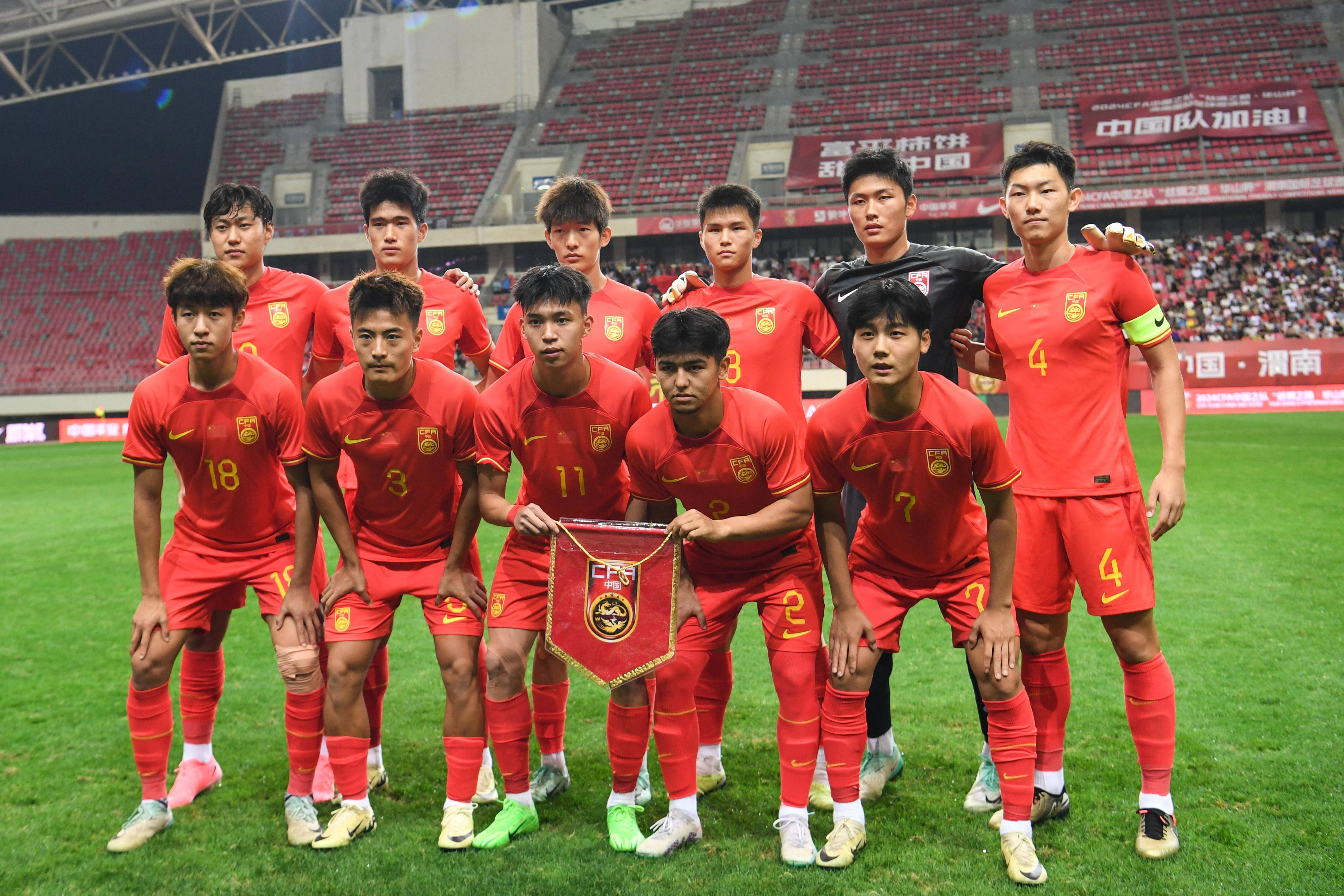 国内足球赛场上的明星球员大比拼！