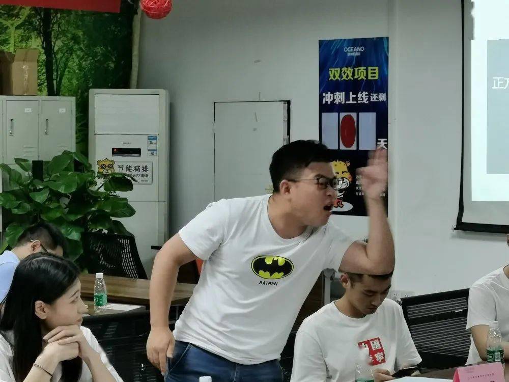 竞争激烈的比赛，双方你来我往争夺胜利