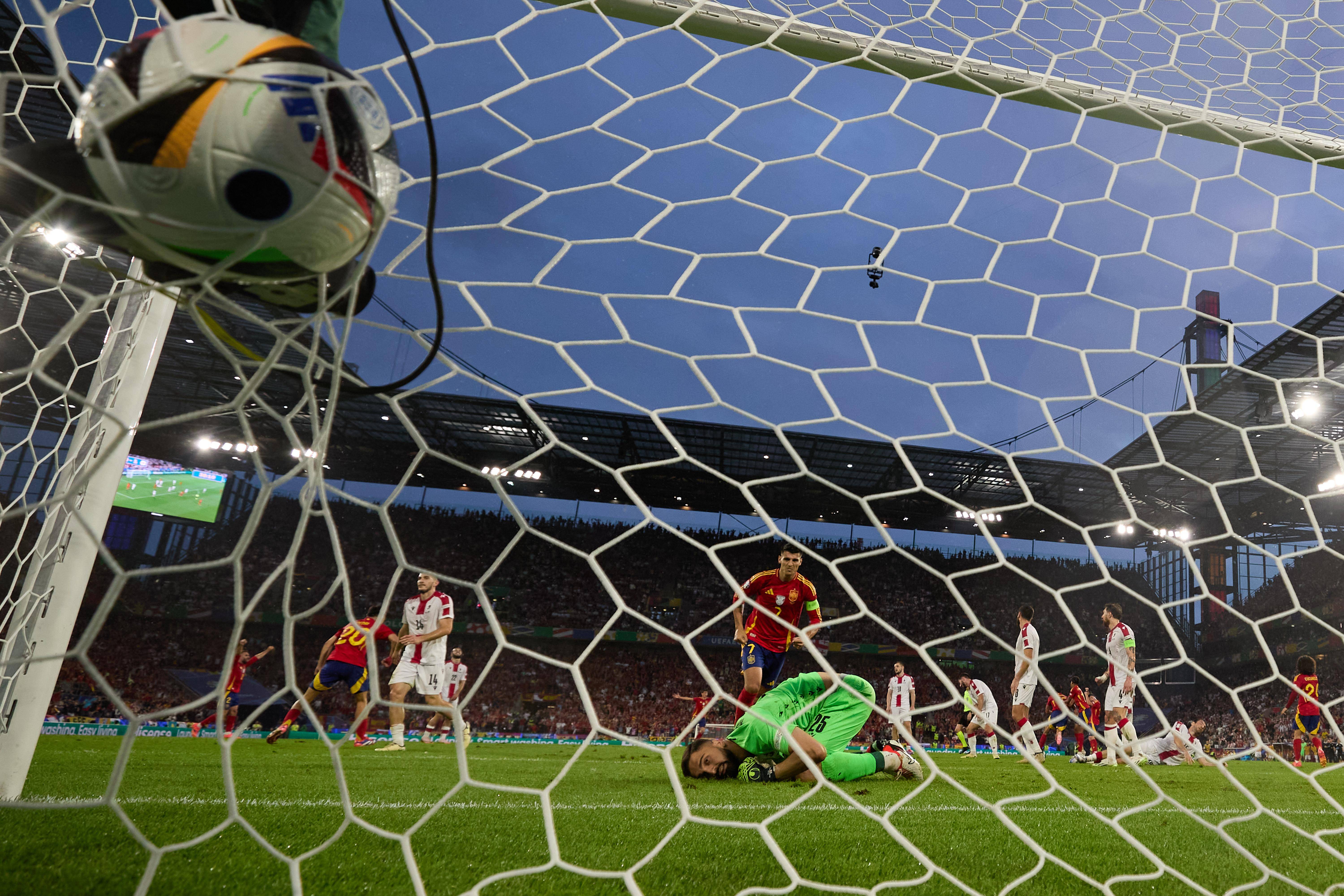 西班牙国家队取得胜利，强势晋级