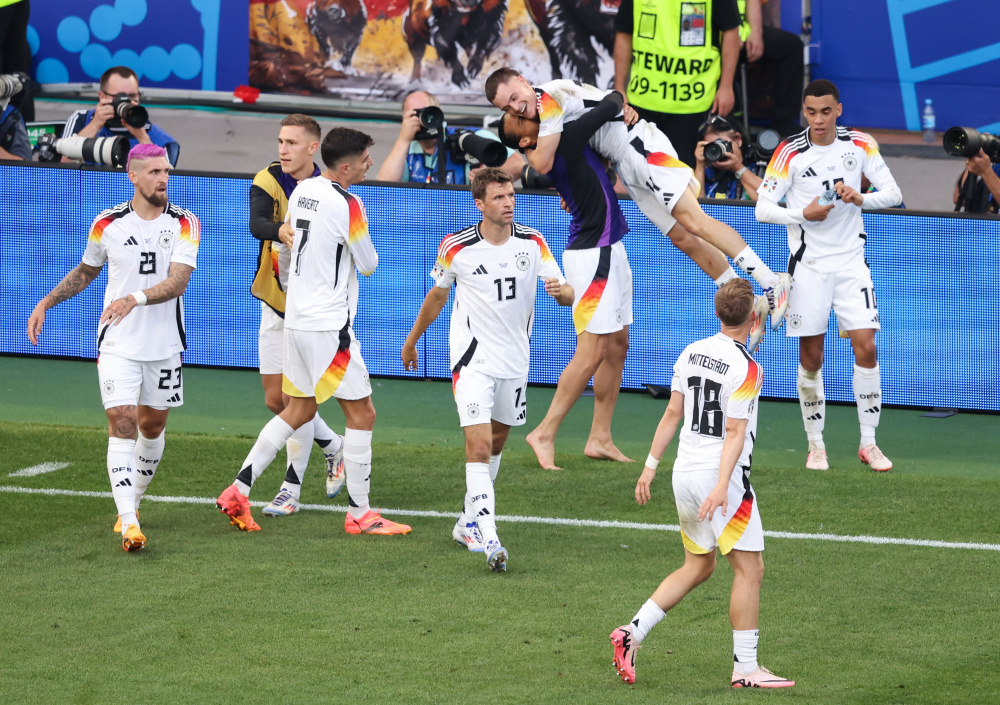 西班牙国家队取得胜利，强势晋级