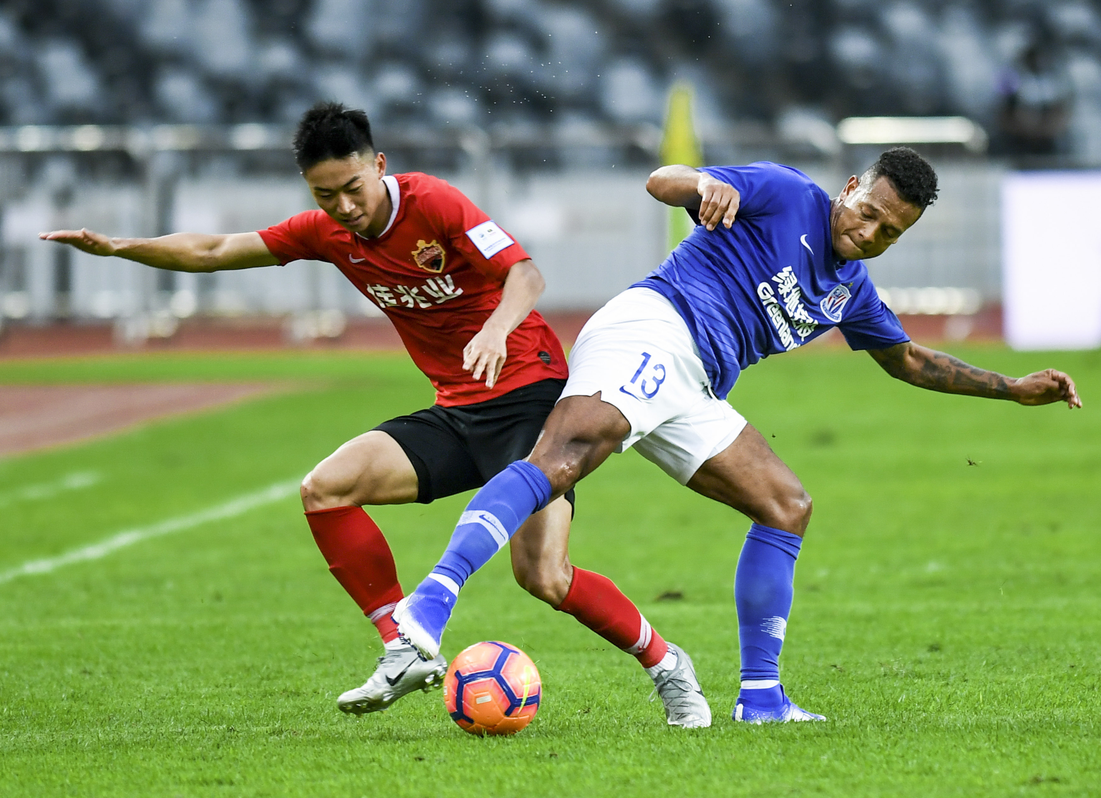 包含亚泰迎战深圳佳兆业，谁能在主场占据优势？的词条