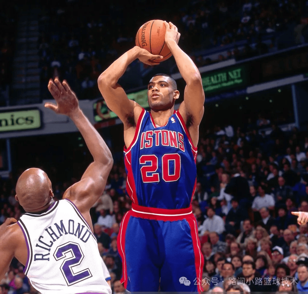 篮球比赛中球员们的投篮技术进步明显的简单介绍