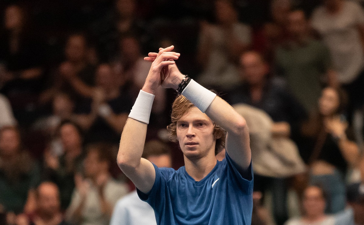 关于维也纳队主场失利，遭受连败压力的信息