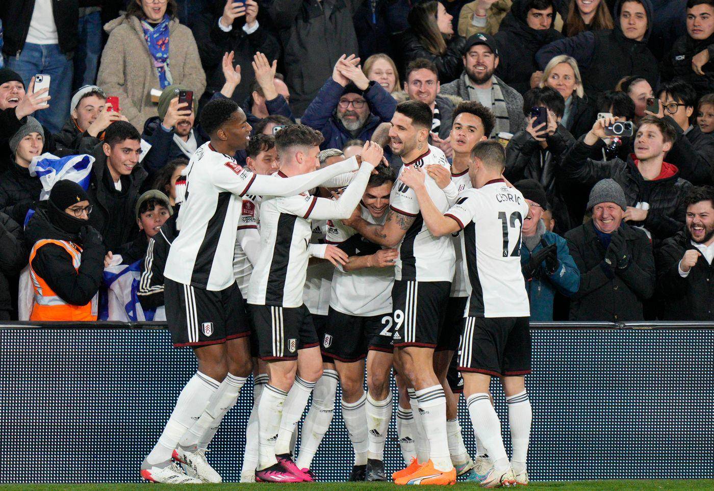 包含那不勒斯中场取得进球纪录，创造历史的词条