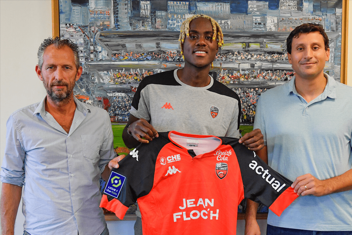 包含安格斯足球俱乐部启用新教练，球队士气高涨的词条