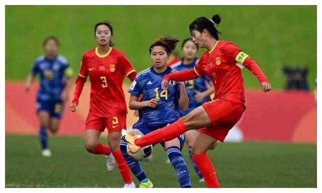 世界女足杯赛场上，中国队再次展现实力，轻松晋级