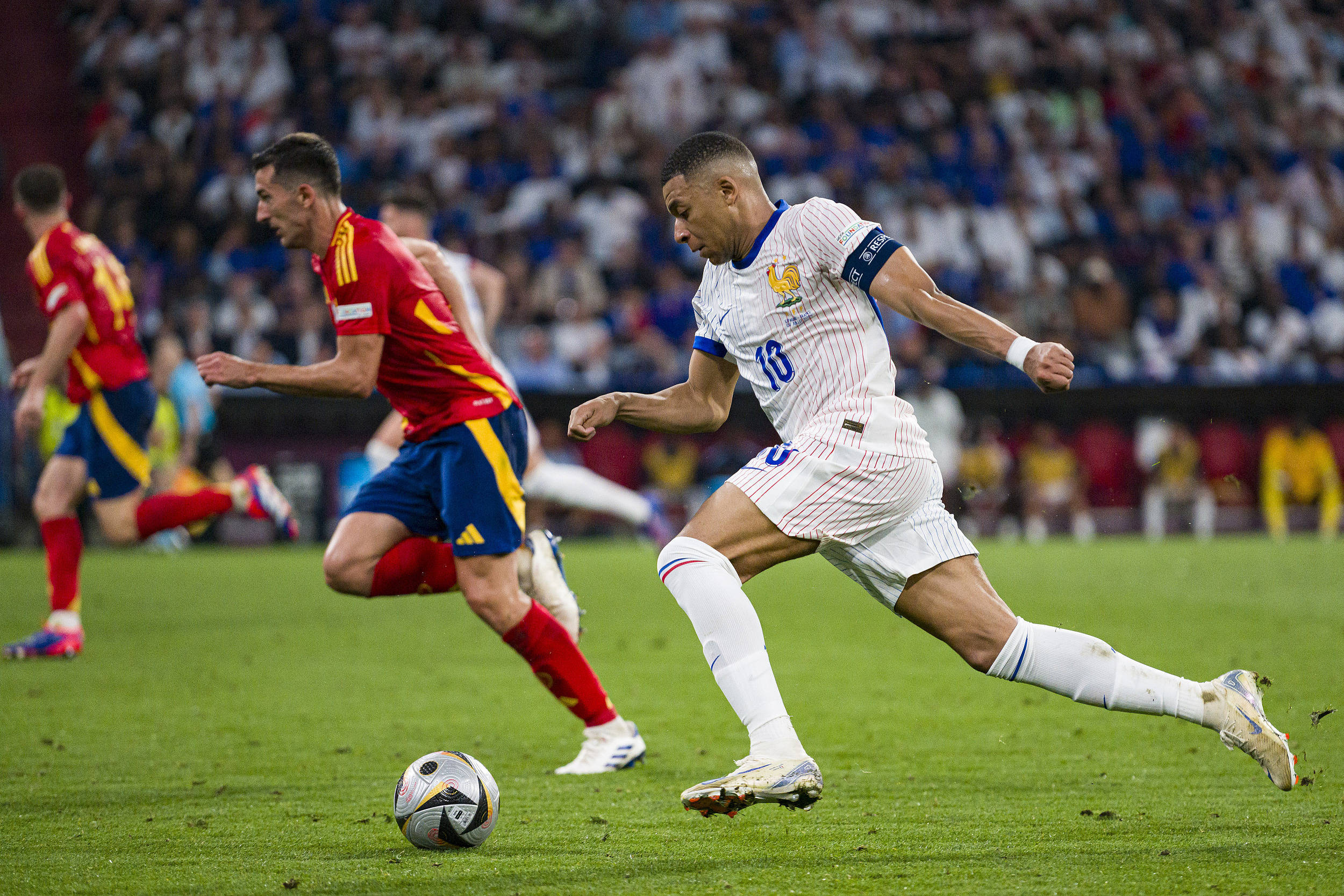 欧洲杯预选赛精彩瞬间视频更新，球队备战积极训练决赛