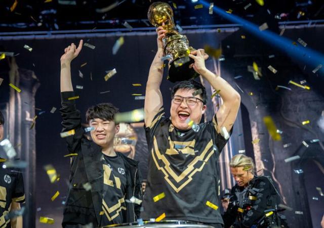 C9鏖战FLY，Uzi线上压制力十足顶尖较量成都决赛之夜，强势挺进下一轮的简单介绍