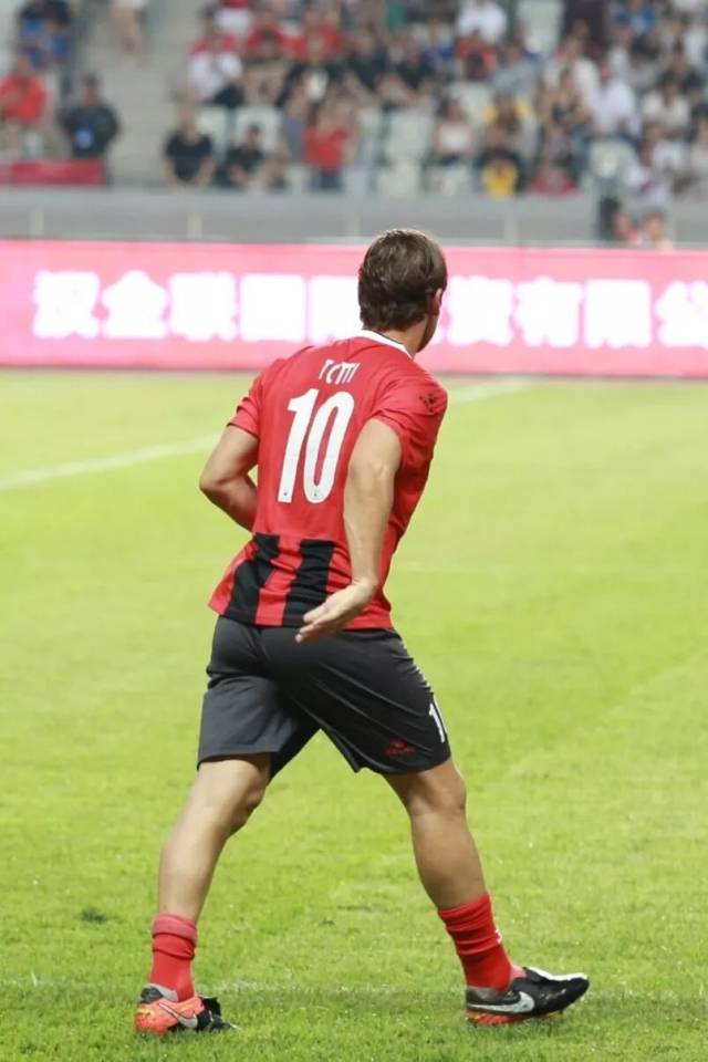 爱游戏官网-NS险胜TL，JackeyLove开启传奇时刻顶尖较量八强赛，点燃全场激情