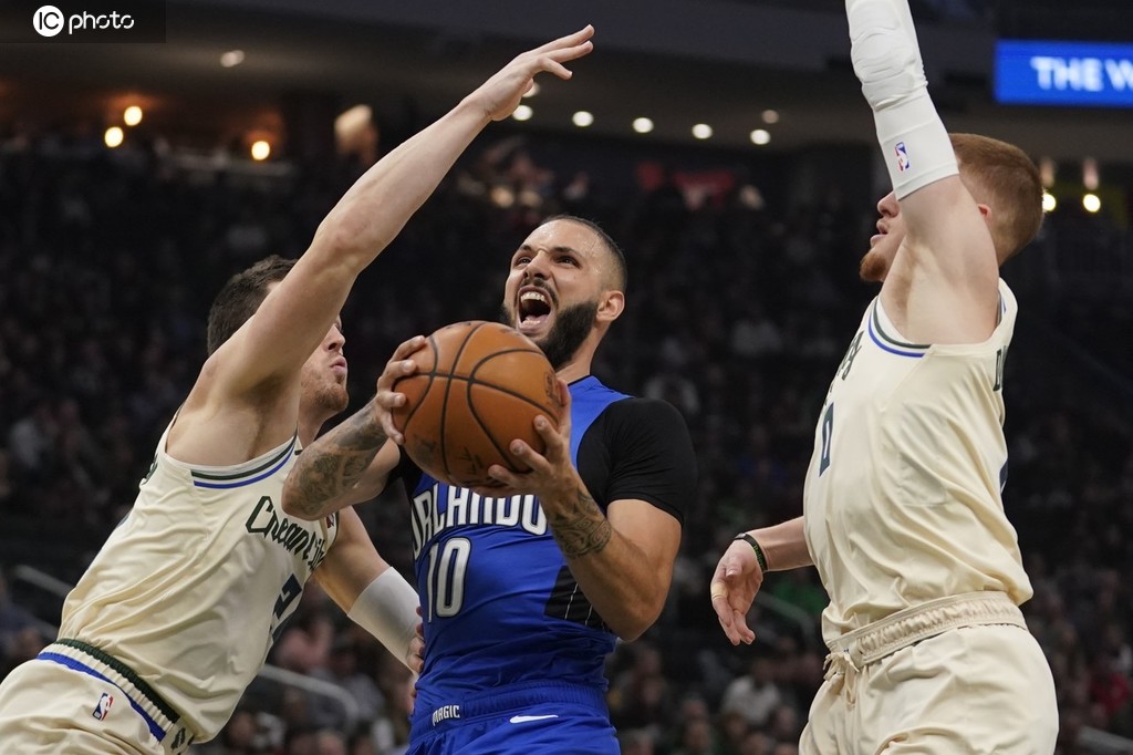 雄鹿主场告捷,继续保持不败记录 雄鹿主场告捷,继续保持不败记录