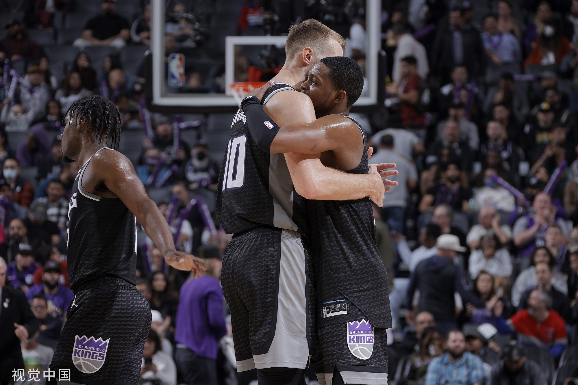 国王在主场击败尼克斯，霍姆斯梅开二度