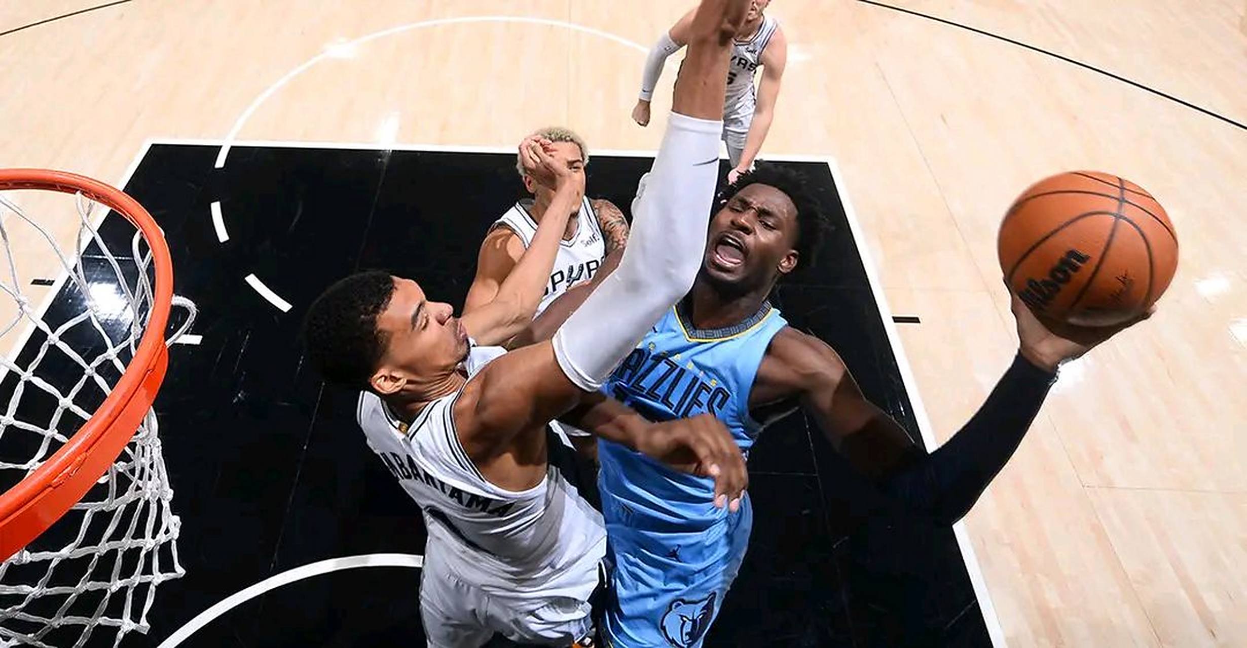 尼克斯击败黄蜂，获得胜利