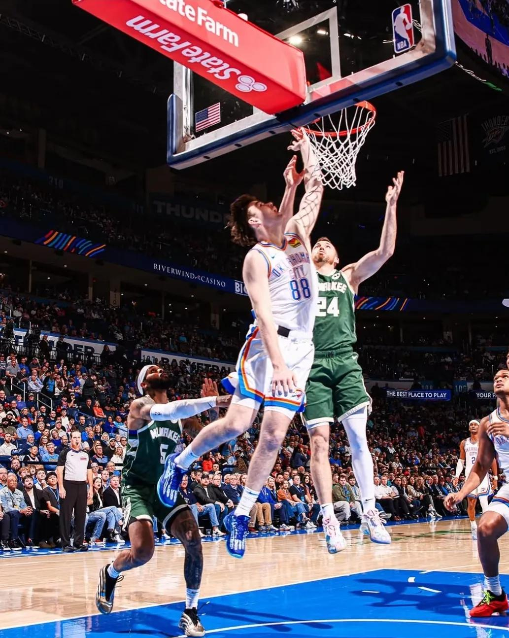 爱游戏在线-雄鹿大胜黄蜂，率先晋级东部决赛