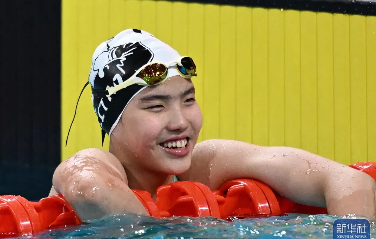 游泳决赛现场：选手千钧一发争夺桂冠