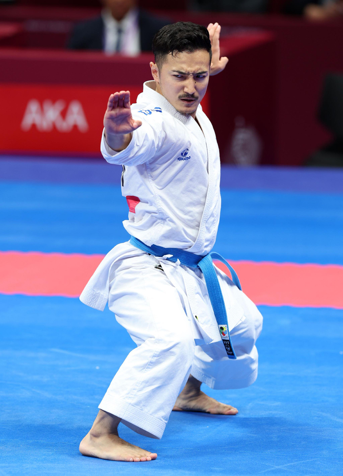 空手道男子公斤级：谢斯世战胜对手