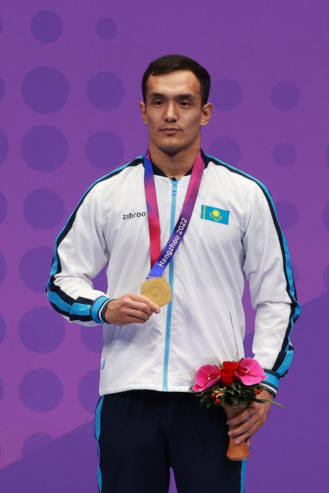 空手道男子公斤级：谢斯世战胜对手