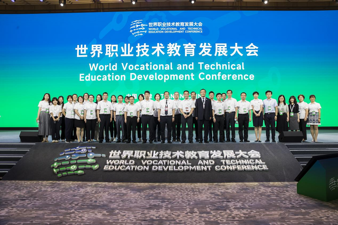 富力学院综合团体赛大放异彩，团结一心