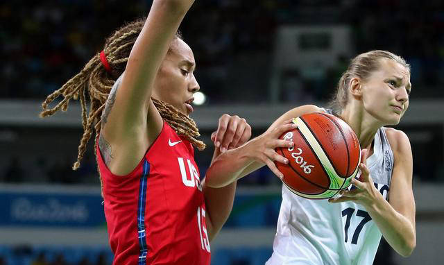 法国女篮赢得对阵美国队的激烈比赛