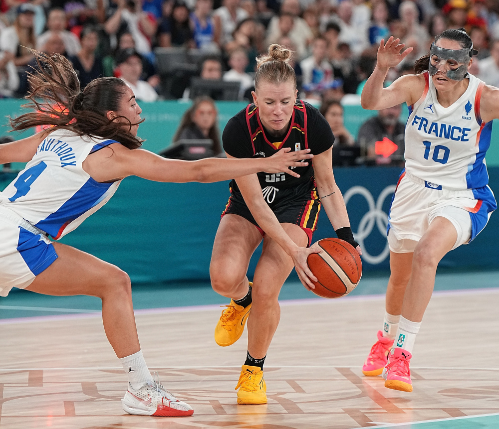 法国女篮赢得对阵美国队的激烈比赛