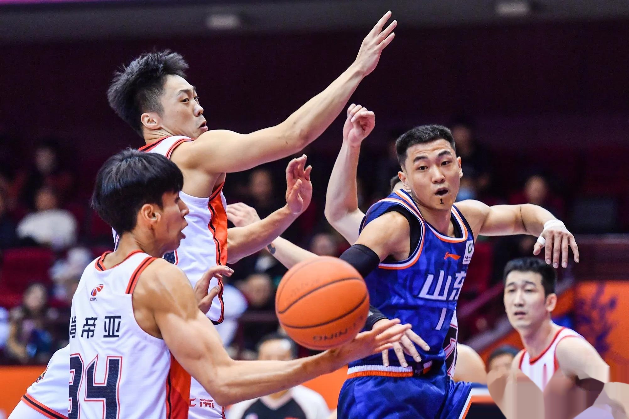 包含山东队在场上展现出色表现，在比赛中获胜的词条