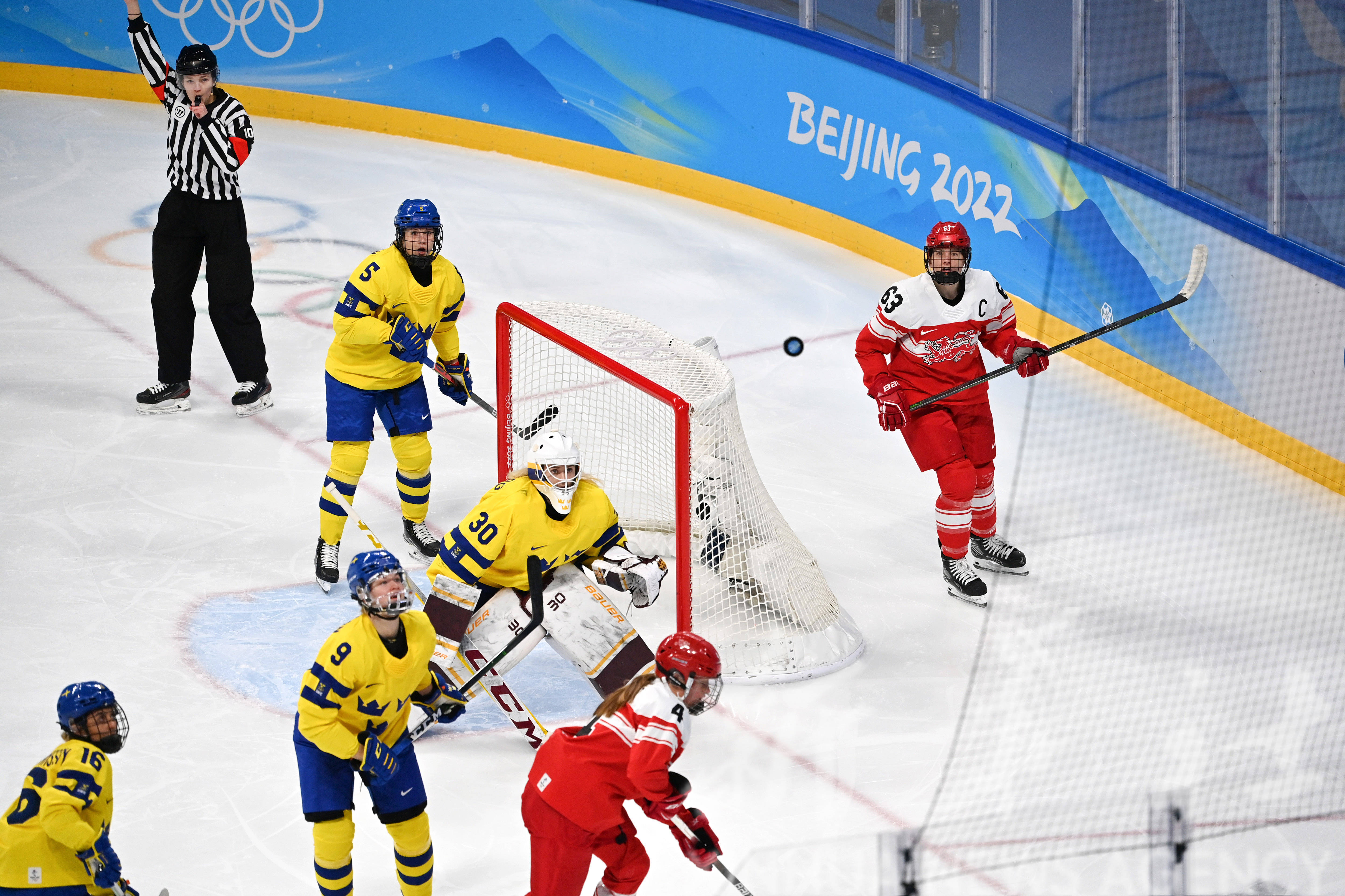 瑞典运动员在冰球赛事中展现出色表现