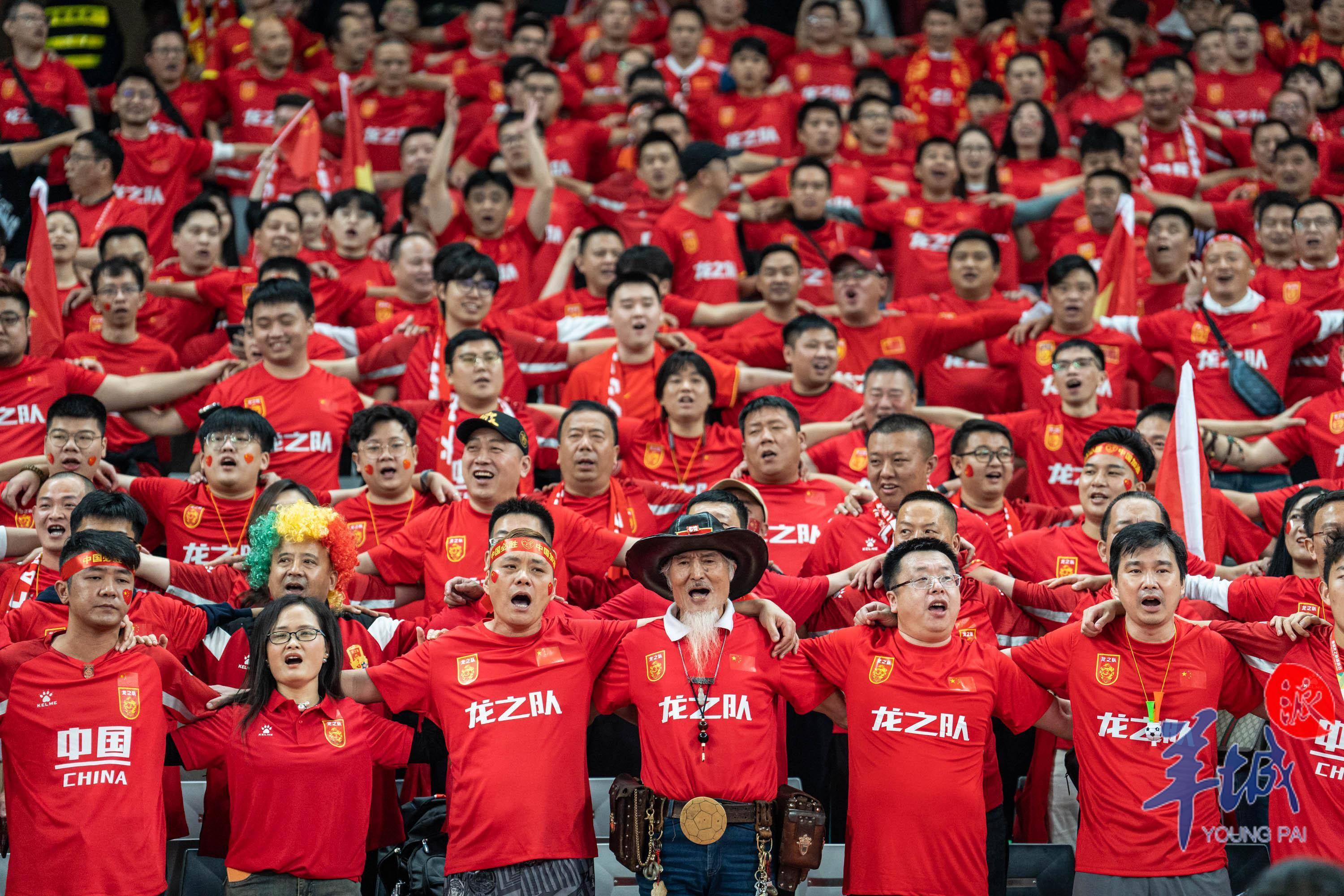 现场球迷热情勾勒出一幅独特画面